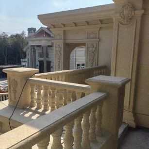 宁德 黄金麻别墅外墙干挂雕花配合阳台栏杆花瓶柱