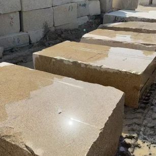 宁德 黄金麻方料堆场洗料分选中，原材料充足