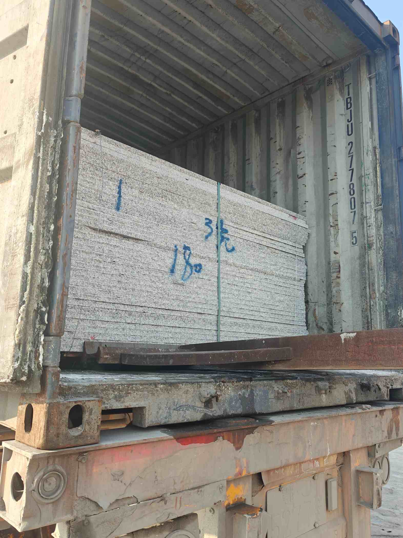 宁德 芝麻白花岗岩石材3.0公分光面毛板装柜出货