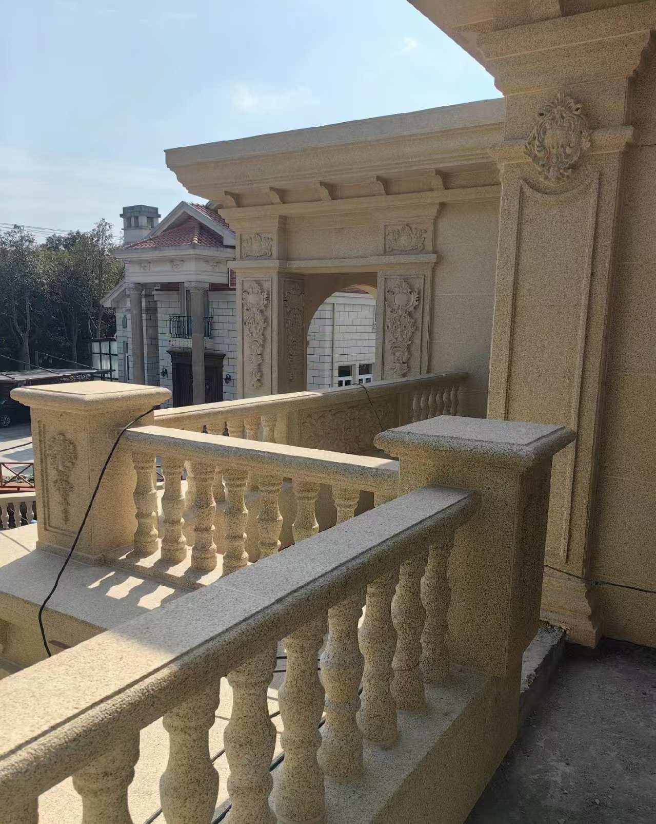 宁德 黄金麻别墅外墙干挂雕花配合阳台栏杆花瓶柱