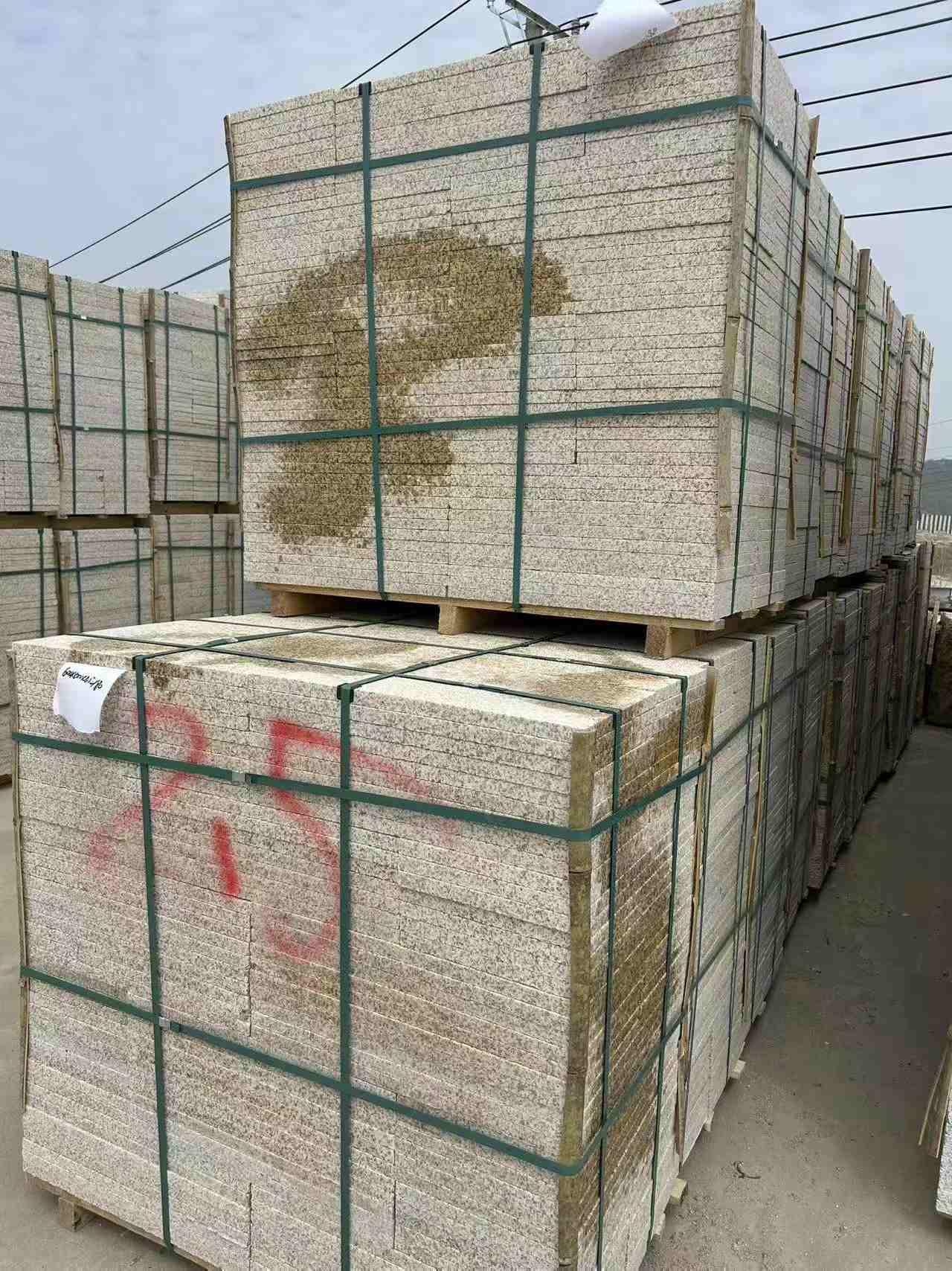 宁德 黄金麻花岗岩石材荔枝面地铺石2.5*300*600