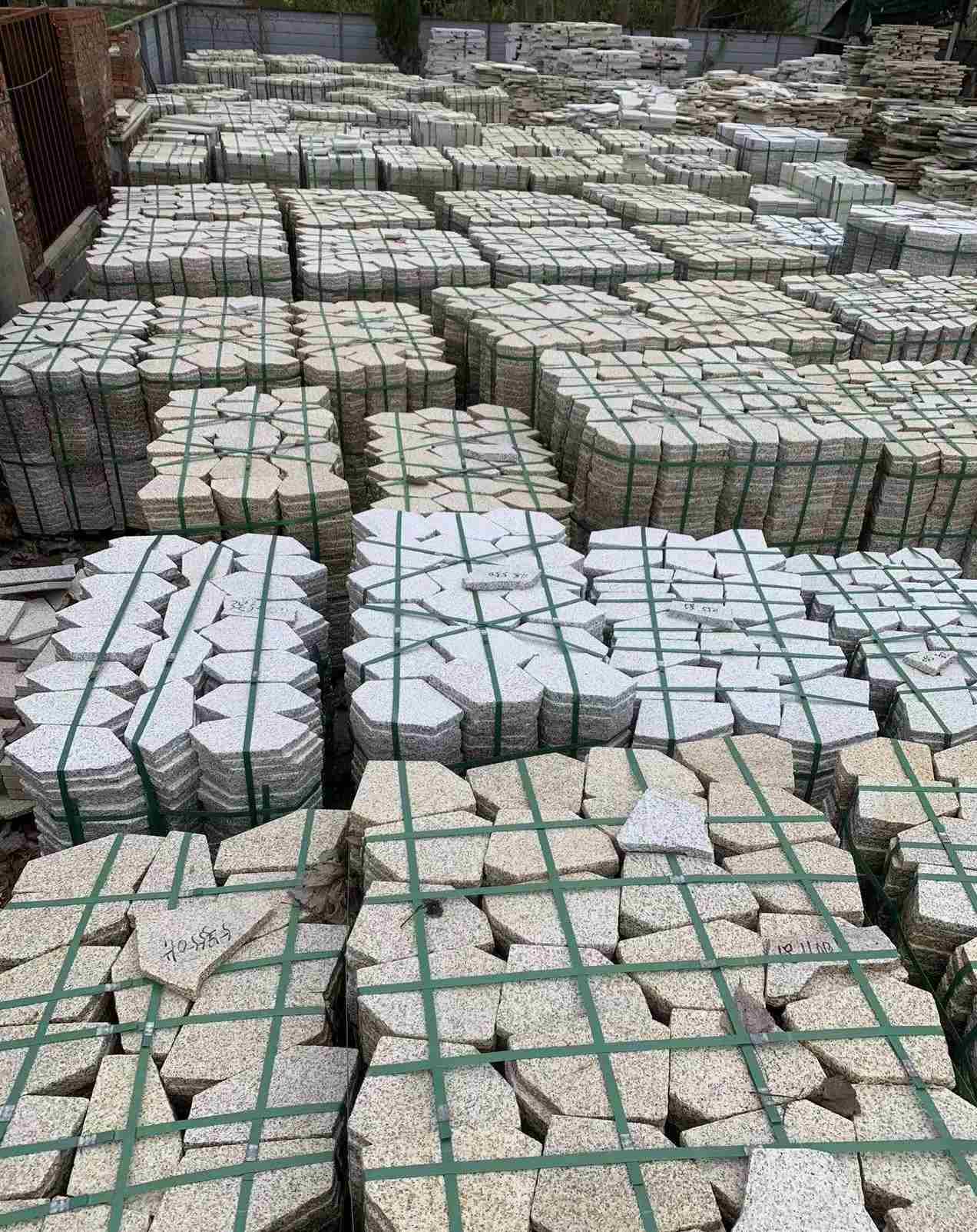 宁德 黄金麻白麻花岗岩荔枝面地铺石(冰裂纹)