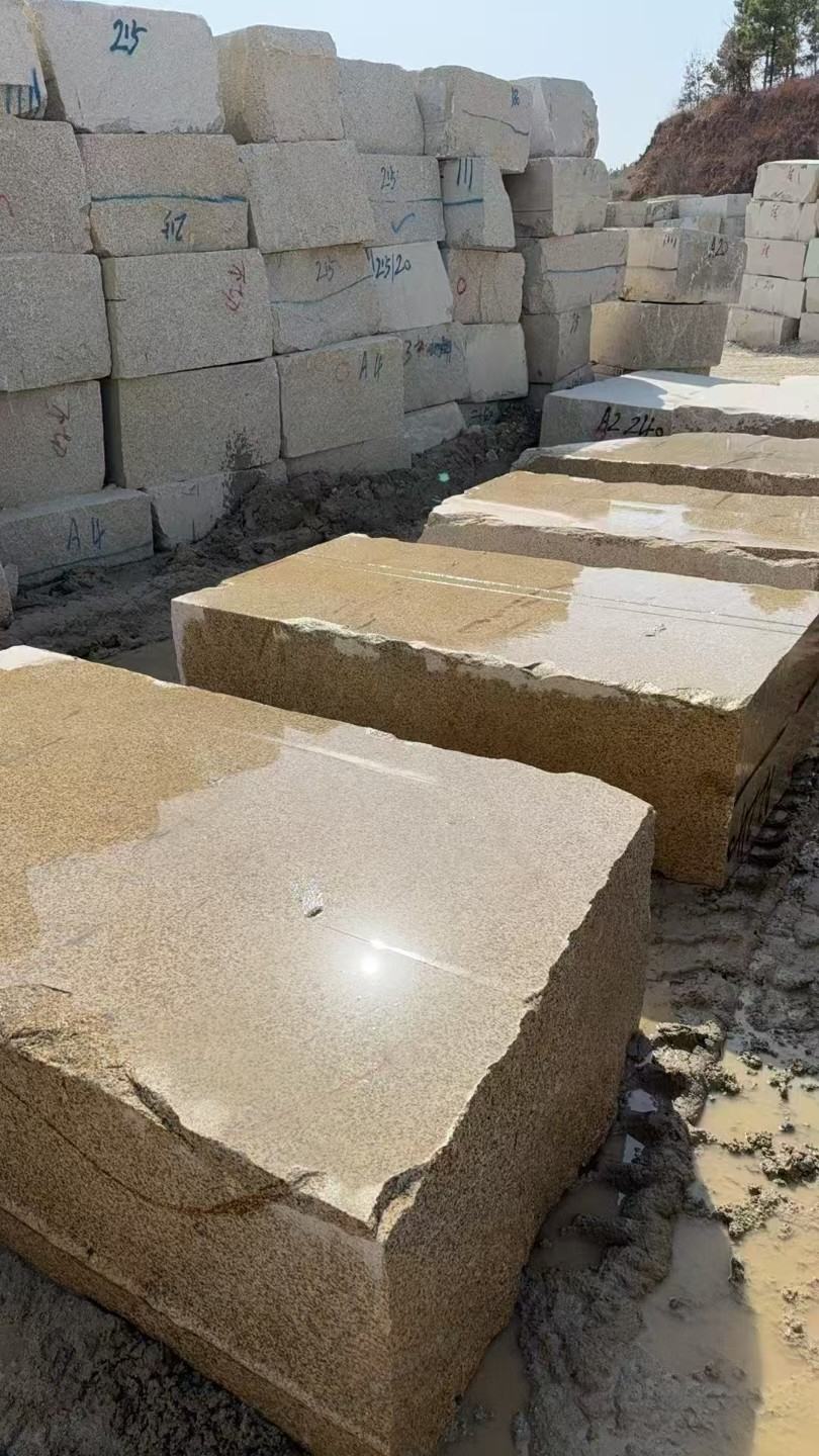 宁德 黄金麻方料堆场洗料分选中，原材料充足