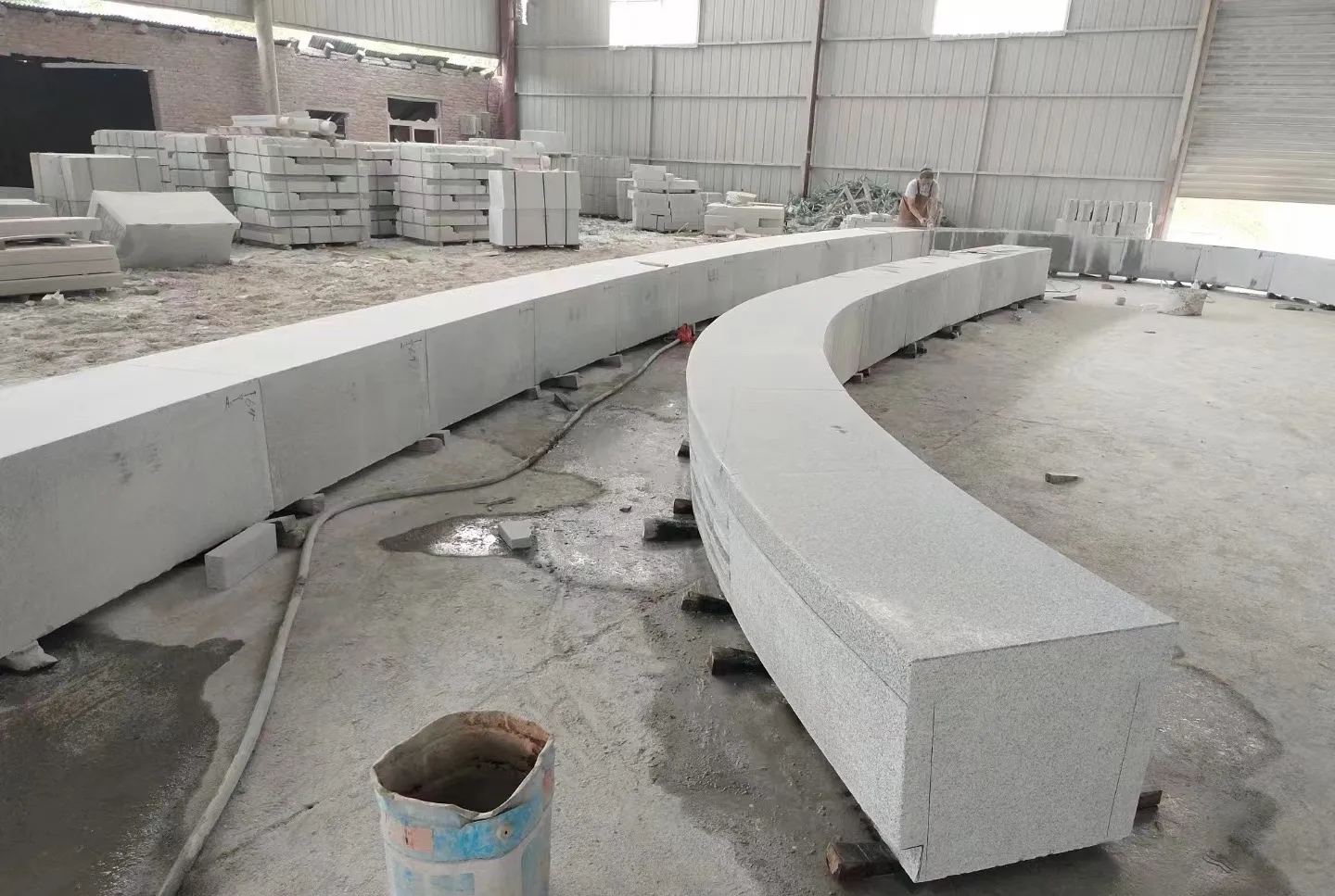 宁德芝麻白花岗岩石板材 园林光面弧形坐凳