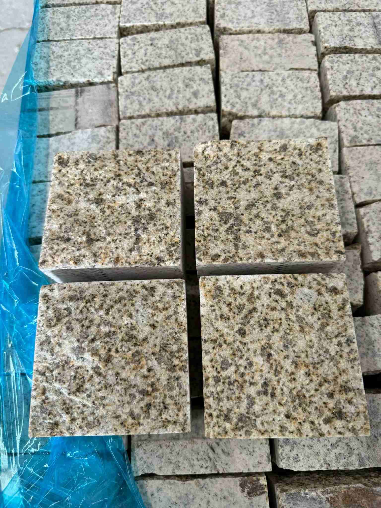 宁德 黄金麻花岗岩自然面小方块，弹石，马蹄石等