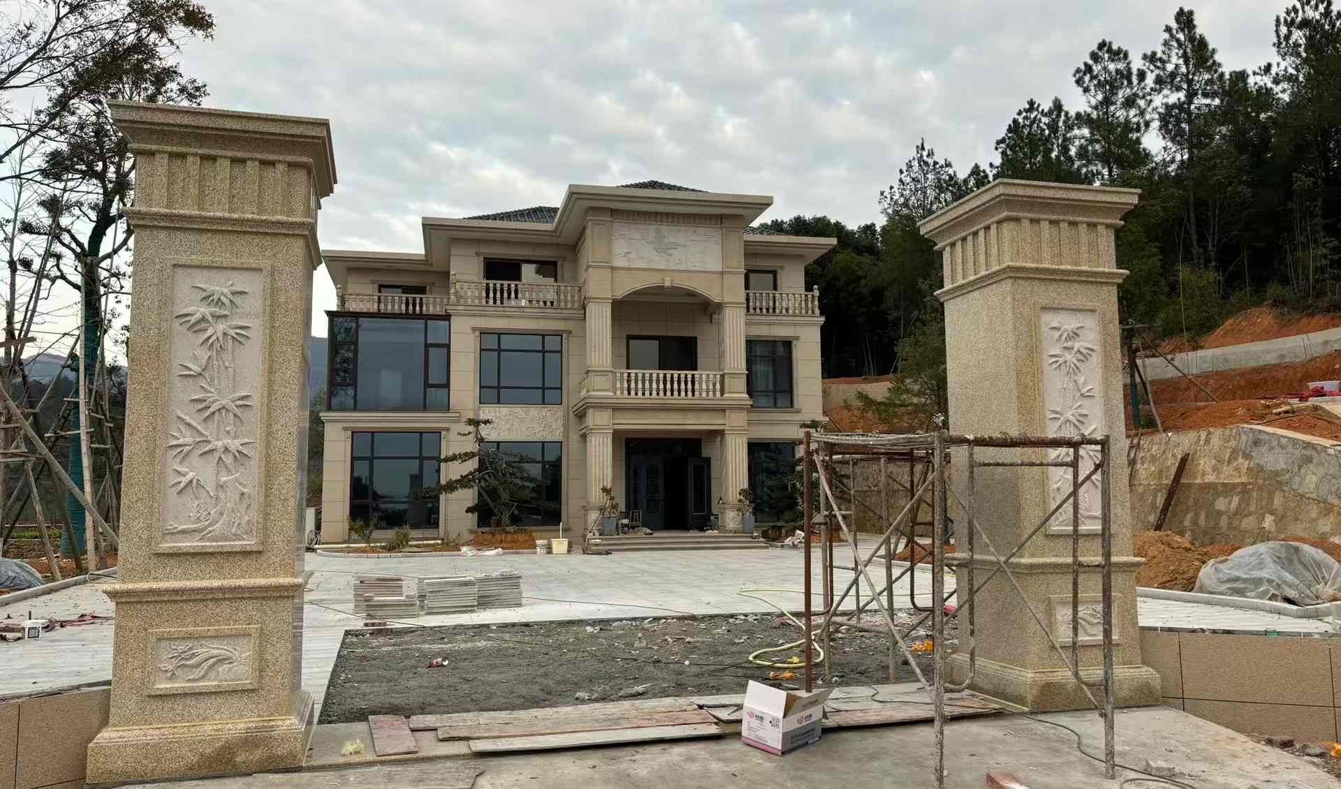 宁德 黄金麻花岗岩别墅雕花外墙干挂配上门口雕花罗马柱