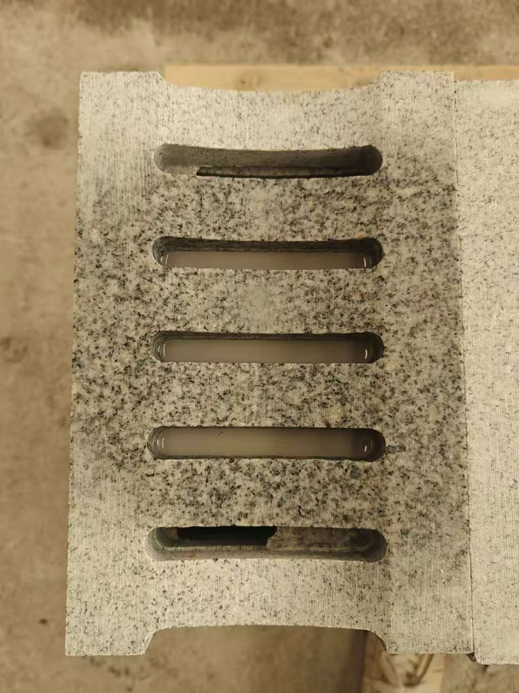 宁德 芝麻白拉丝面花岗岩U型开槽排水槽