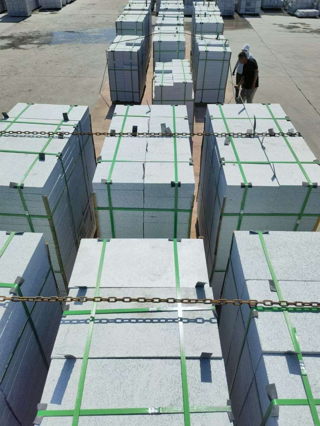 宁德 芝麻白花岗岩5公分地铺石 花岗岩厂家工厂装车日常